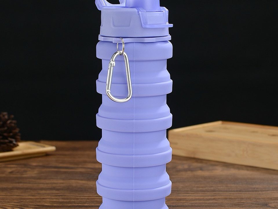 Botella plegable que cabe en un bolsillo al vaciarse