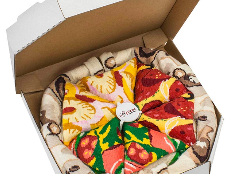 Calcetines de pizza presentados en caja de pizza